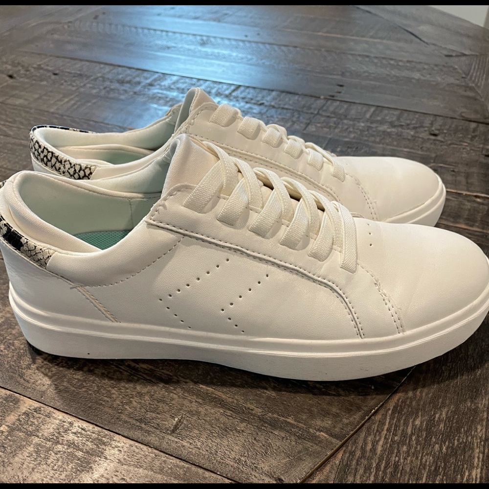 Dr. Scholl’s White Sneakers